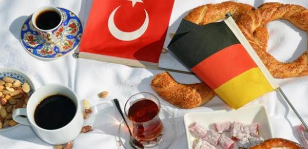 Memlekette Almancı, Burada Yabancı!