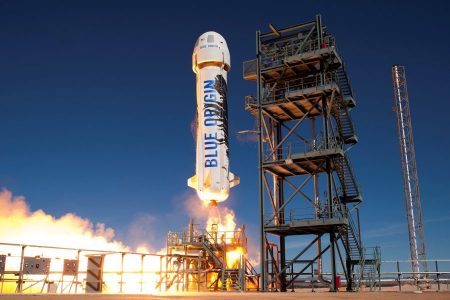 Amazon’un Ceo’su Jeff Bezos, Ay’a Paket Gönderiyor