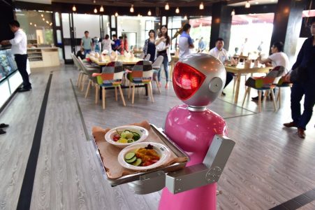 Fast Food Sektöründe Robotlar, İnsanların Yerini Almaya Başladı