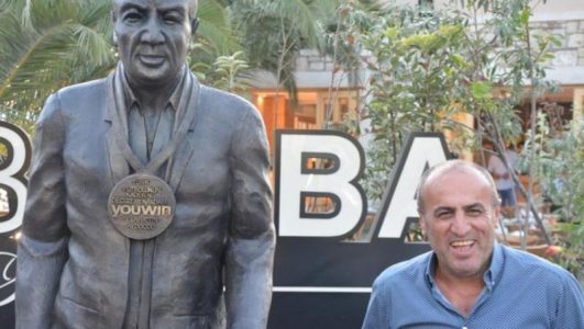 Alaçatı’ya Dikilen Selahattin Aydoğdu Heykelindeki Gerilla Pazarlama Gerçeği