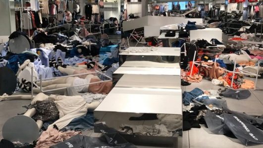 Irkçılıkla Suçlanan H&M’in Güney Afrika’daki Mağazalarına Saldırdılar