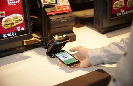 Amazon ve Starbucks Gibi Şirketler, Nakit Para ile Alışverişi Bitirmek İstiyor