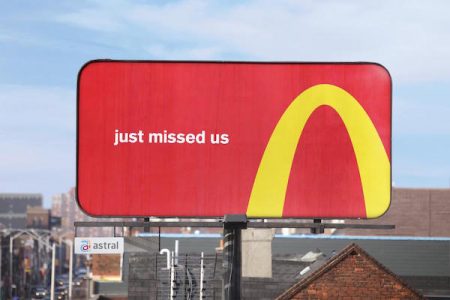 McDonald’s, Logosunu Kullanarak Müşterilerine Yol Gösteriyor