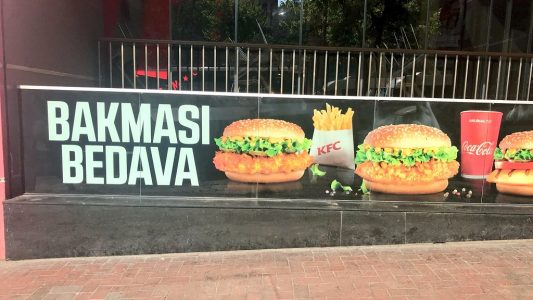 KFC Türkiye’nin “Bakması Bedava” Sloganı Tepki Çekti