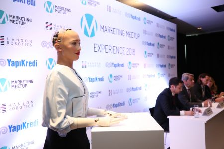 Robot Sophia: “Kadın Olarak Tasarlanmam Özel Bir Hediye”
