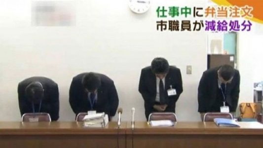 Japonya’da Bir İşçi Öğlen Yemeğine 3 Dakika Erken Çıktığı İçin Cezalandırıldı