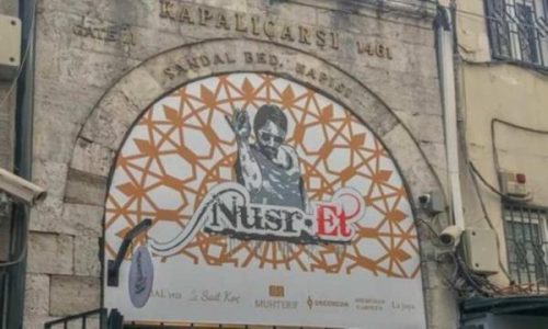 Kapalıçarşı’daki Tarihi Kapıya Nusr-Et Tabelası