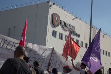 Avrupa’daki Amazon Çalışanlarından “Biz Robot Değiliz” Protestosu