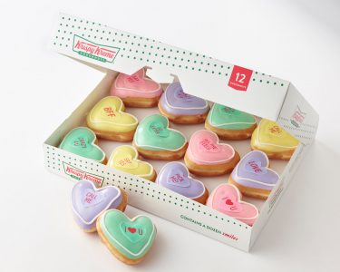 Krispy Kreme, Üzerlerinde Şirin Mesajlar Bulunan Kalp Şeklinde Donut’lar Çıkarttı
