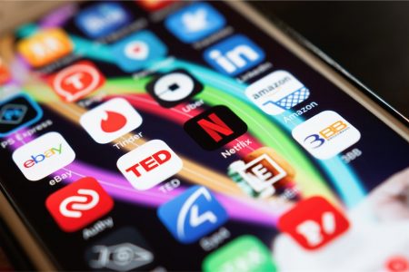 Netflix ve Tinder, Aslında Birbirine Benziyor