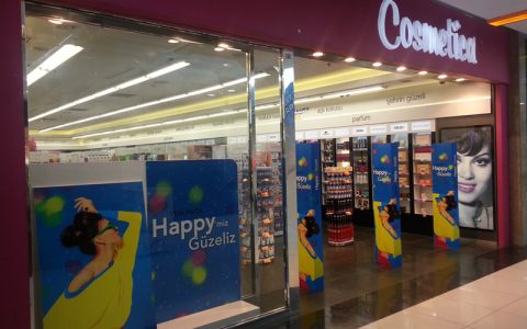 Cosmetica, Watsons ve Gratis’in Ortasına Açtığı Mağazasıyla Kozmetik Devlerine Kibarca Meydan Okudu