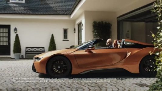 BMW’den Mercedes CEO’su Dieter Zetsche’e Göndermeli Video ve Mercedes’in Cevabı