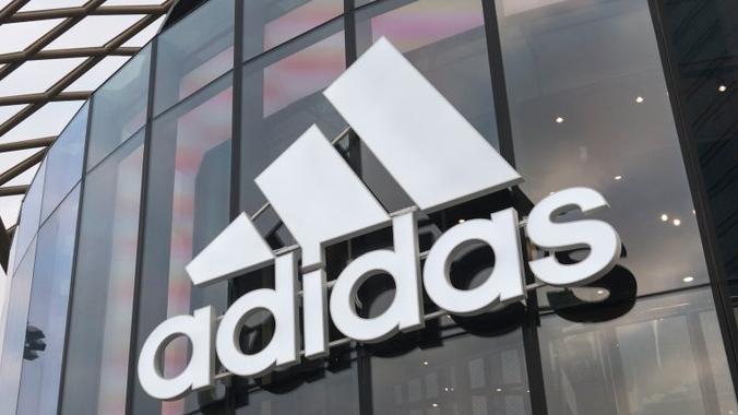 Adidas'ın Krize Yol Açan Twitter Kampanyası | Pazarlamasyon
